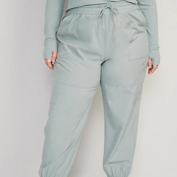 Old Navy Extra High-Waisted StretchTech Performance Cargo Jogger Pants for Women - Picture 4 of 9